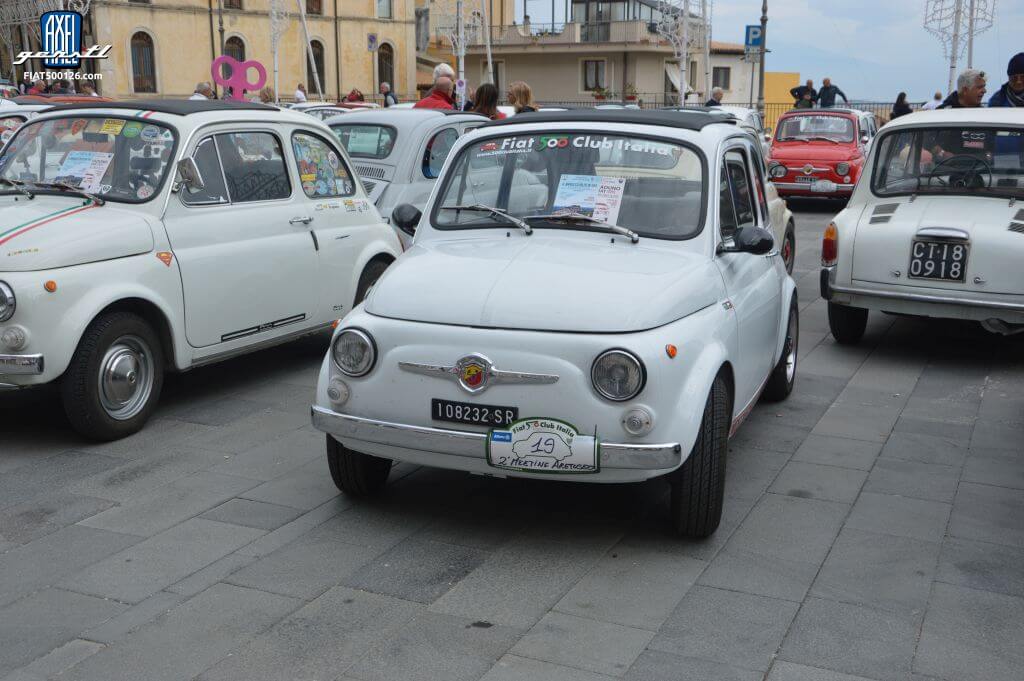 Das Treffen des Fiat 500 Club Italia in Syrakus