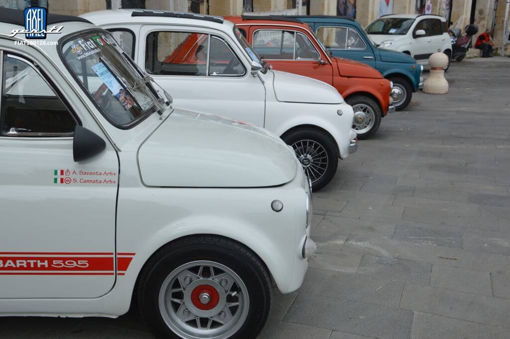 Das Treffen des Fiat 500 Club Italia in Syrakus