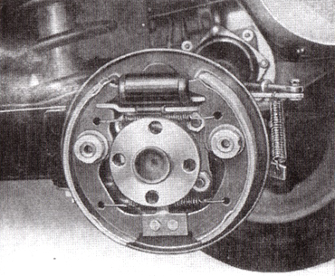 Bremsbeläge prüfen - Fiat 500 Oldtimer