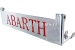 Soporte del capó en la parte inferior, "Abarth" (letras roja
