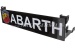 Badge op de motorkap onderaan, "Abarth" (wapenschild en lett